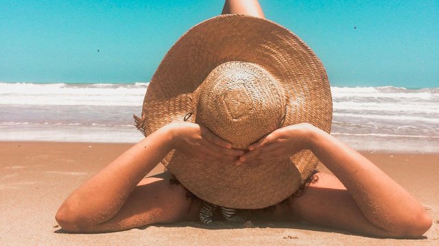 Najlepsze książki na wakacje. Sprawdź, co czytać latem. Prezentujemy dobre książki na wakacje, które warto zabrać na urlop